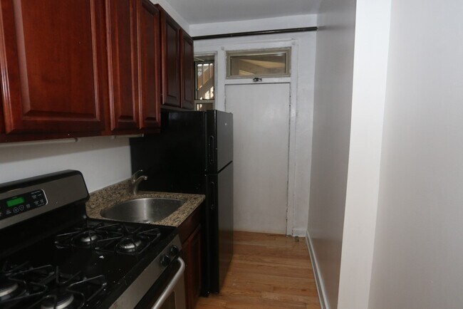 Building Photo - 549 W Surf St