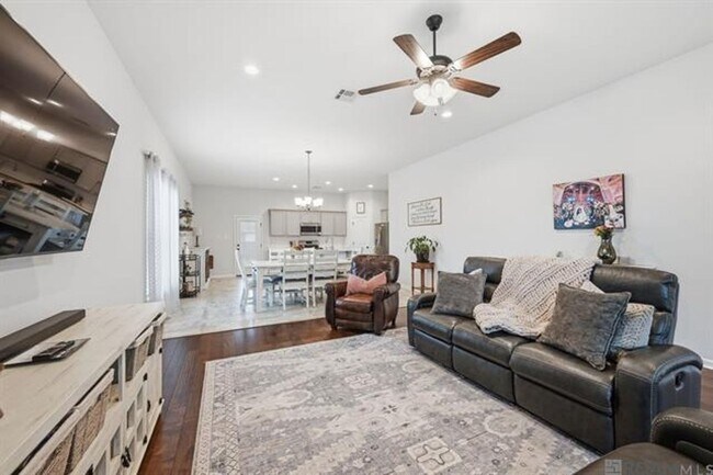 Building Photo - 4 Bedroom House Near LSU on Burbank