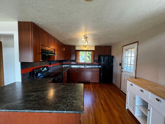 Building Photo - 2 Bedroom + Bonus Room + Loft Hansville Ho...