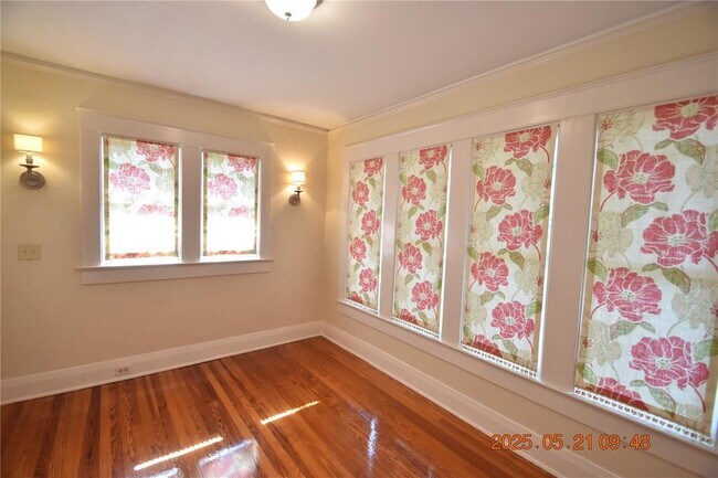 Building Photo - 810 S Packwood Ave