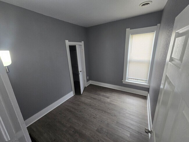 Building Photo - 2 Bedroom House
