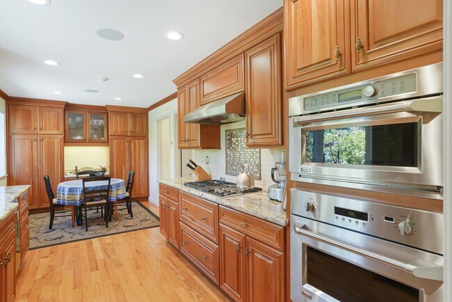 Building Photo - 121 Los Altos Ave