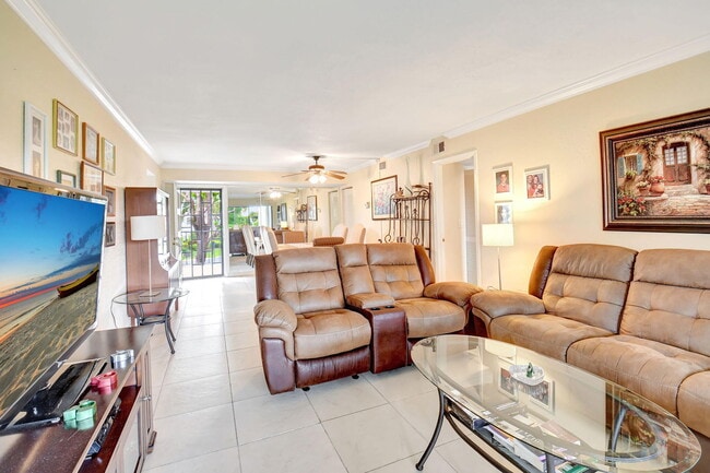 Building Photo - 5715 Fairway Park Dr