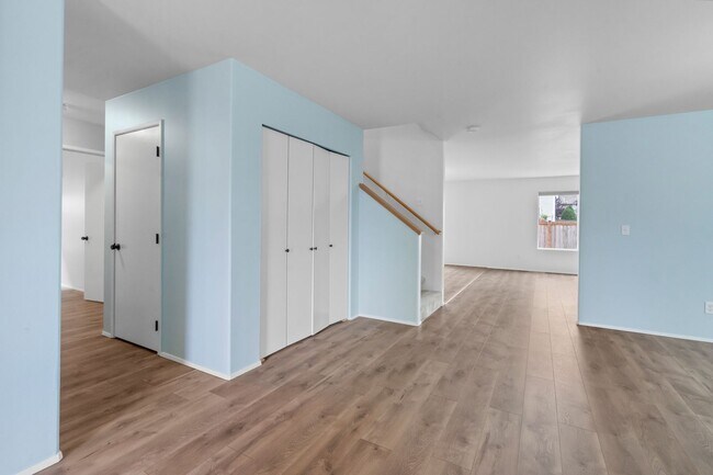 Building Photo - Spacious 5-Bedroom Home in Prime Yelm Loca...