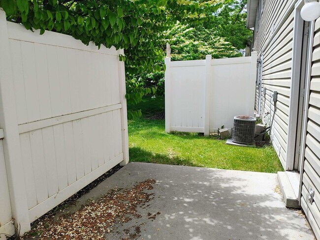 Building Photo - Great 3 Bd 2.5 Bath Townhome