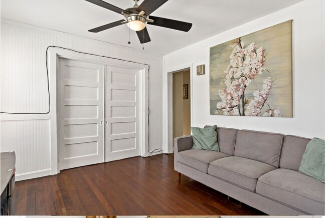 Building Photo - 1062 Saratoga St