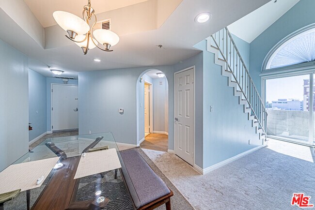 Building Photo - 620 S Gramercy Pl