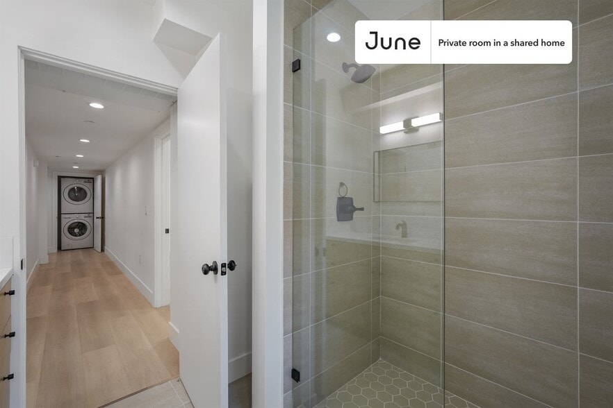 Building Photo - Private bedroom in 3 bed/2 bath Home