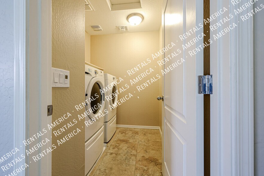 Building Photo - 886 S Brewer Dr