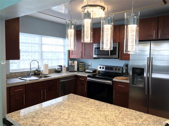 Building Photo - 1817 S Ocean Dr
