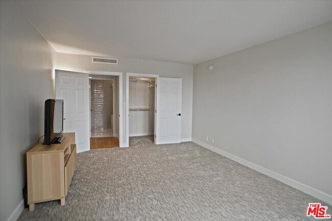 Building Photo - 865 Comstock Ave