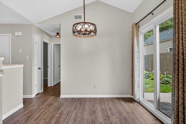 Building Photo - Charming 2Bed Near Piney Green & Camp Lejeune