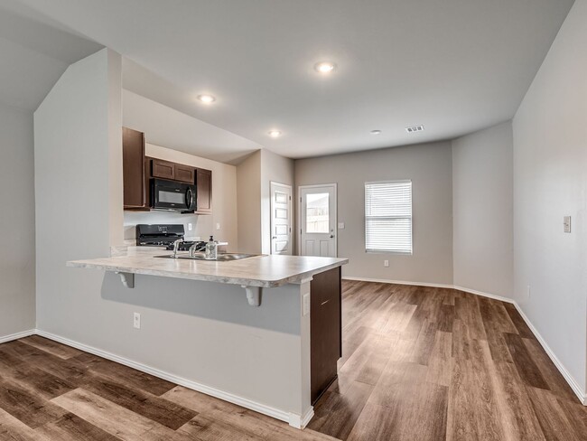 Building Photo - Home Close to Surrey Hills + 3 bedrooms