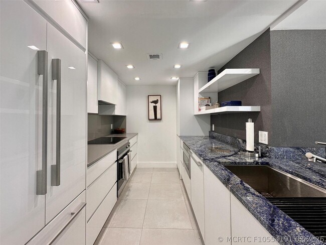 Building Photo - 209 N Fort Lauderdale Beach Blvd