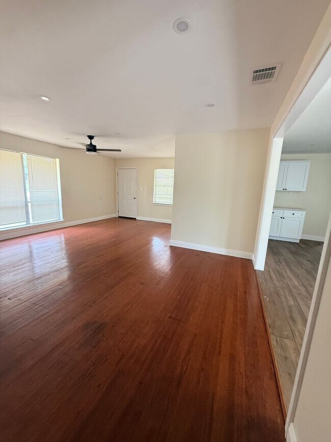 Building Photo - Newly Renovated Property - Family Home