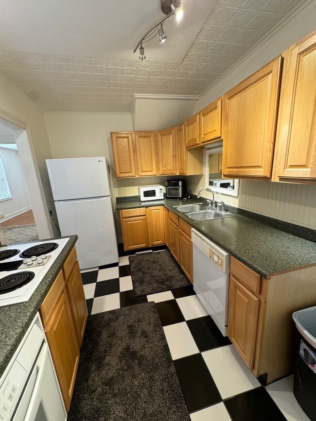 Building Photo - Available Now! The Villa Condo 3 BR Must See