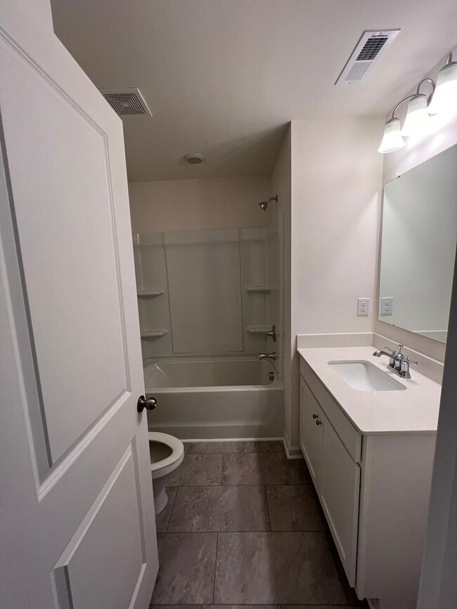 Building Photo - Beautiful 3BR/2.5BA Townhouse located in K...