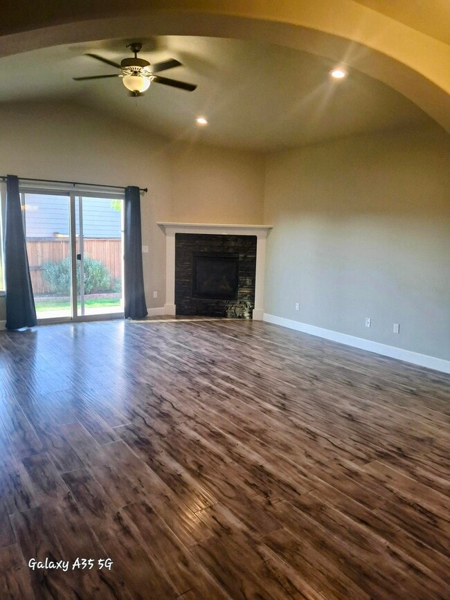 Building Photo - 2563 NW Elm Pl