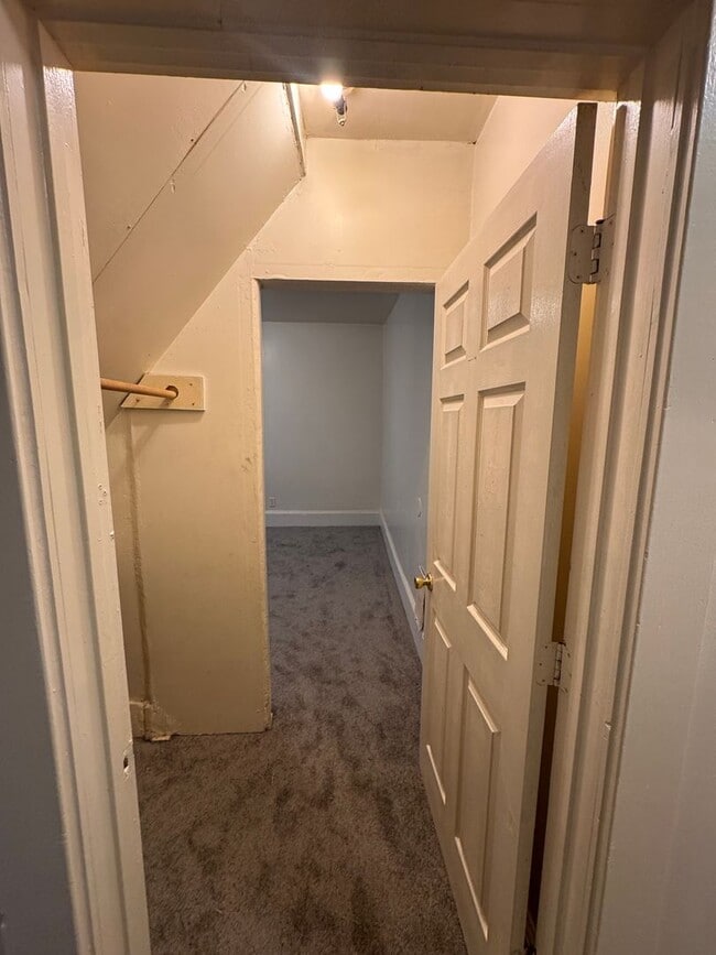 Building Photo - AVAILABLE Now! Wonderful 2 Bedroom, 1 Bath, Upper Level Unit with quick access to 94 and Downtown...