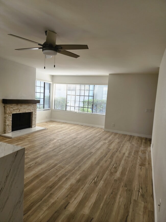 Building Photo - 4054 Nobel Dr