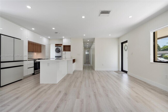 Building Photo - 255 Grant Dr