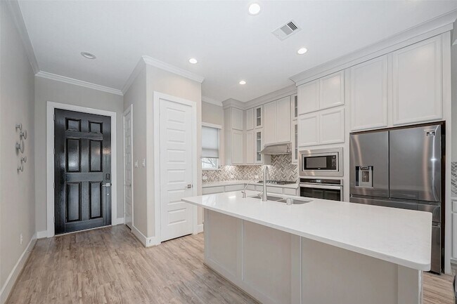 Building Photo - 10014 Granary Dr