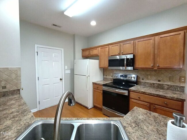 Building Photo - Sought After Riverwood Townhome!