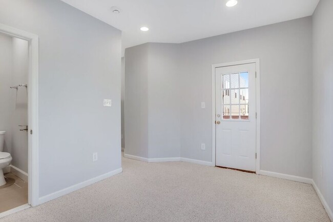 Building Photo - Amazing Anacostia 3 Bedroom with Parking I...