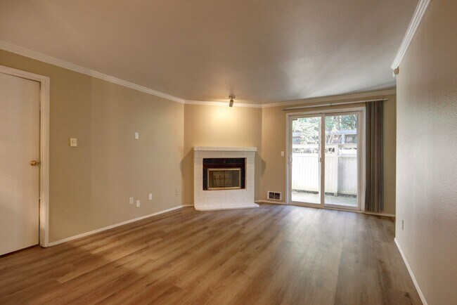 Building Photo - 2 Bedroom Ground Floor Condo in the Heart of Woodinville!