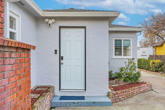 Building Photo - 542 Columbia Ave