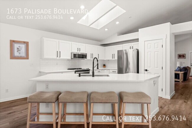 Building Photo - 1673 Palisade Blvd