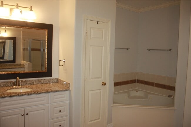 Building Photo - 3206 E Park At Beverly Hills