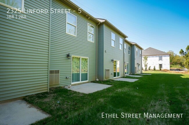 Building Photo - 2325 Linford St