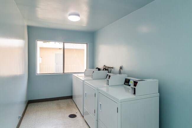 Building Photo - 8601 Balboa Blvd