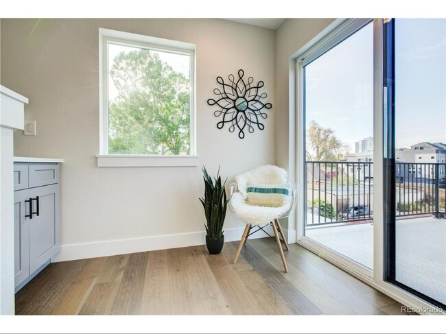 Building Photo - Unbelievable 2 Bed + Den Townhome - The Ul...