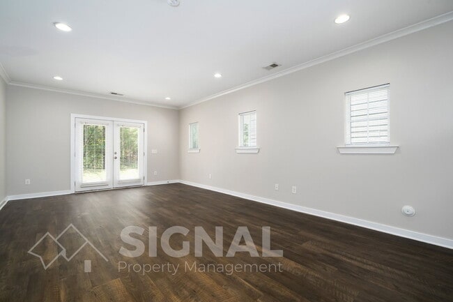 Building Photo - 215 Creek Run Way