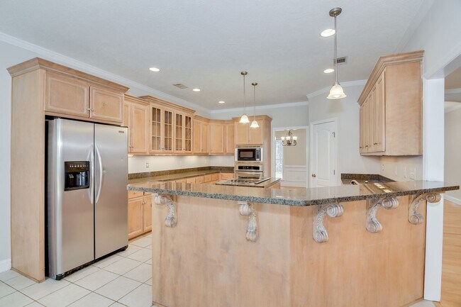 Building Photo - Large House on 3.5 Acres in Harlem