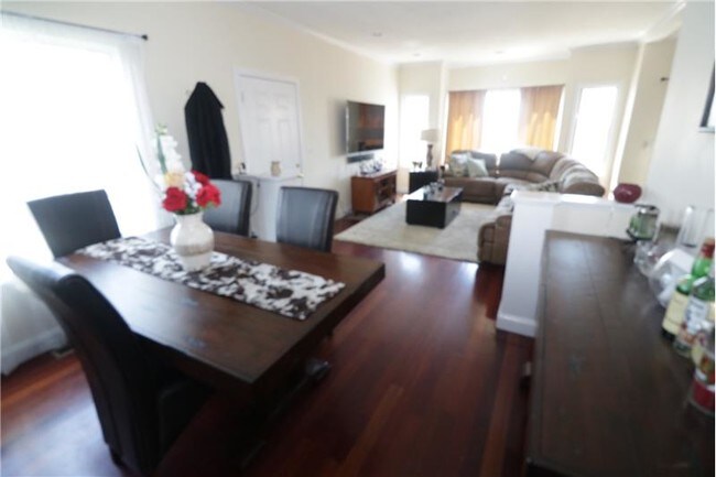 Building Photo - 143 Grovers Ave