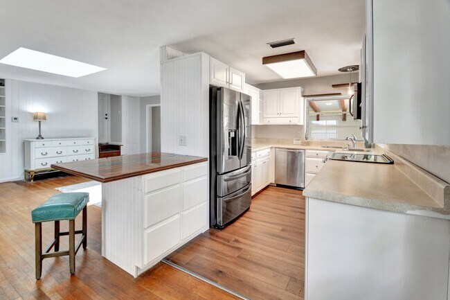 Building Photo - Bluelake Unit 3