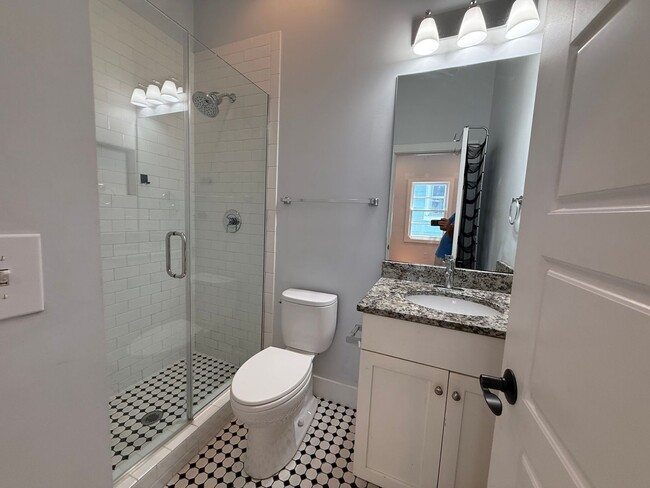Building Photo - 3 Bedroom 3 Bath Apartment - Downtown Char...