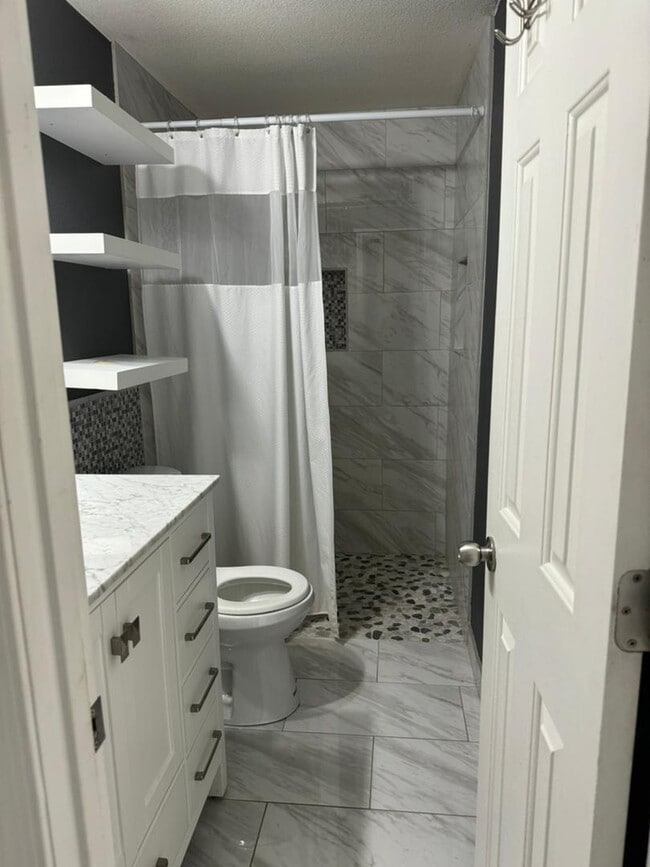 Building Photo - 813 N Center Ave