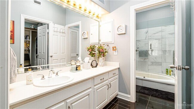 Building Photo - 19 S Col Rowe Blvd