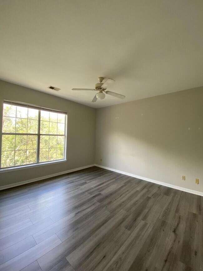 Building Photo - Beautiful Condo in Mount Pleasant!