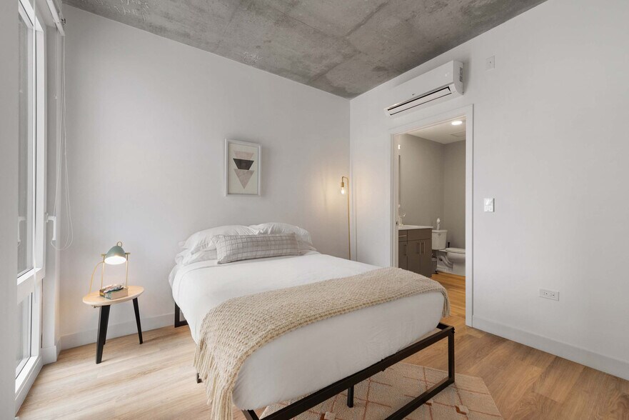 Building Photo - 853 W Blackhawk St