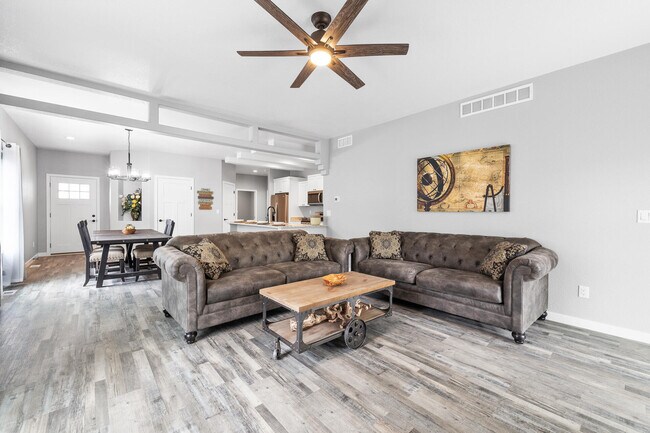 Building Photo - 1310 Daisy Dr