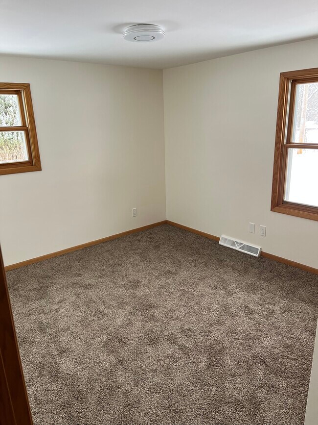 Building Photo - 1202 N Green Grove Rd