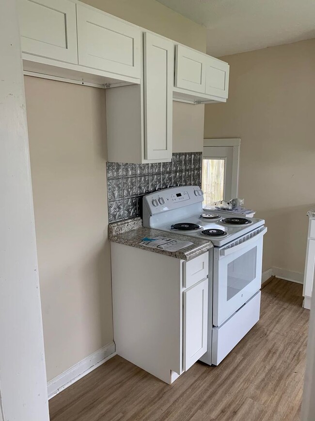 Building Photo - 1116 E Gum St