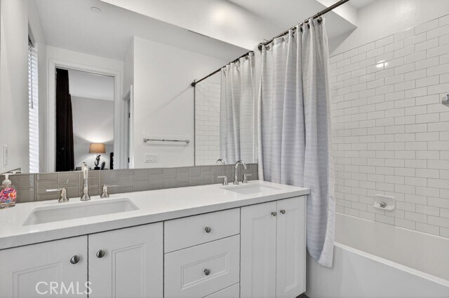 Building Photo - 985 Doheny Way