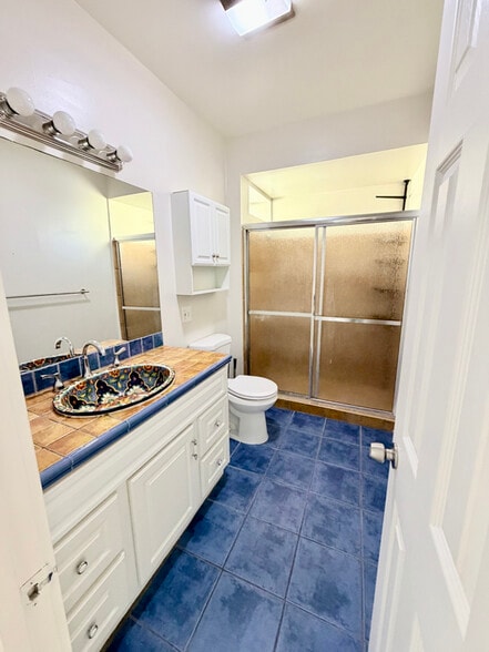 Building Photo - 230 W H St