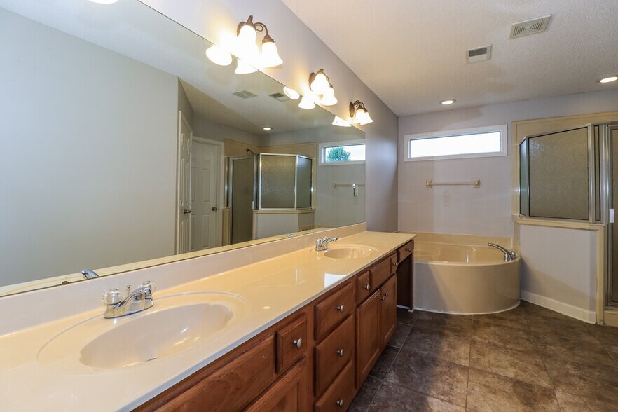 Building Photo - 5053 Winberry St